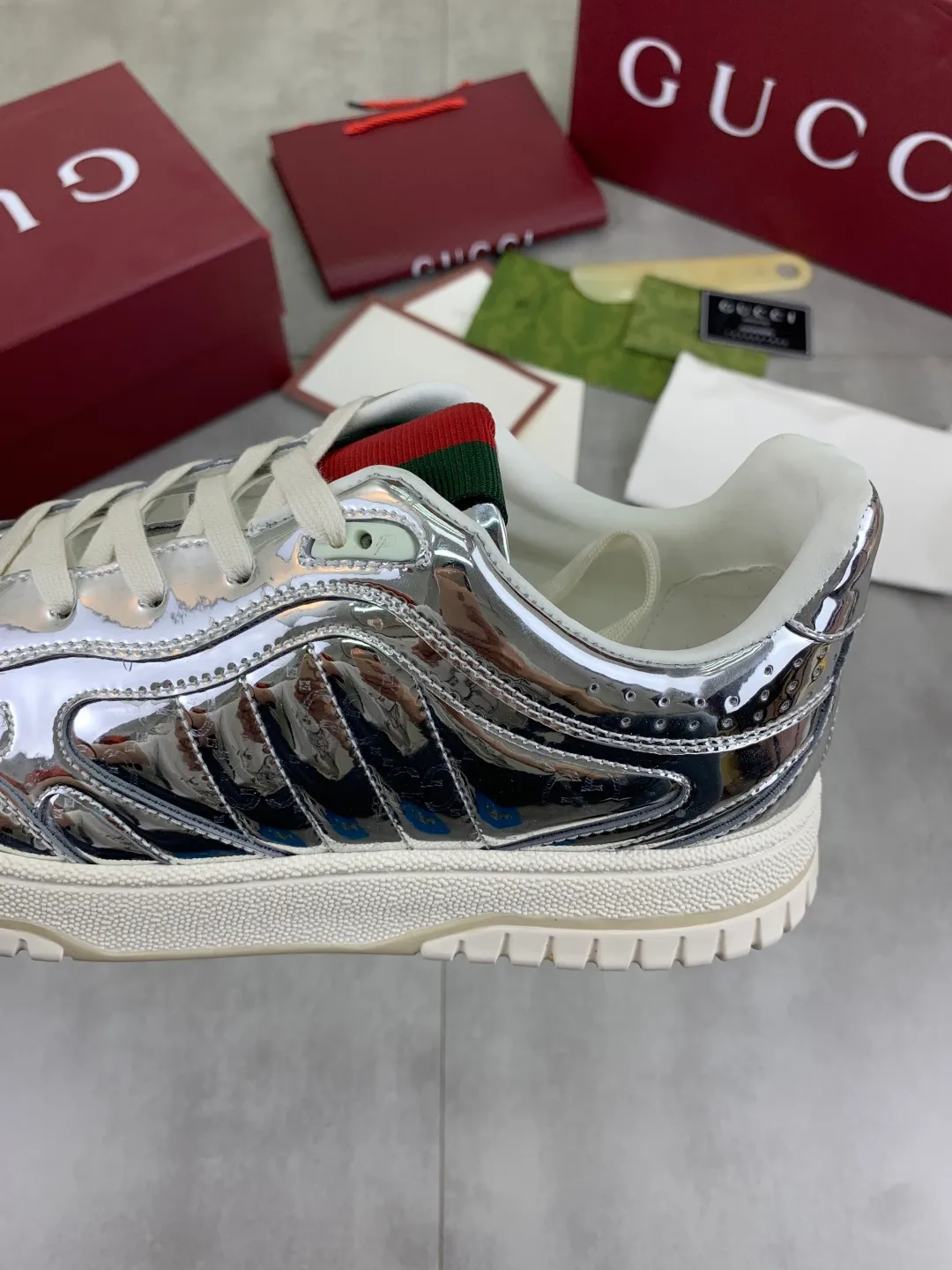 Men's men's shoes 💰P562 new Gucci Gucci couple 🧑‍🤝‍🧑 autumn and winter low-end catwalk casual sneakers, top version! The oil edge craftsmanship is reproduced one to one. New model for early spring, creating a perfect style, cool and sassy, ​​c-position fashionable wear, classic shoe style with retro and futuristic feel, showing exquisite texture! Open mold to customize high-density outsole. Comes fully packaged. Size: Female 35-40 Male 39-45 Fabric: Imported calfskin punching Lining: Imported original sheepskin lining